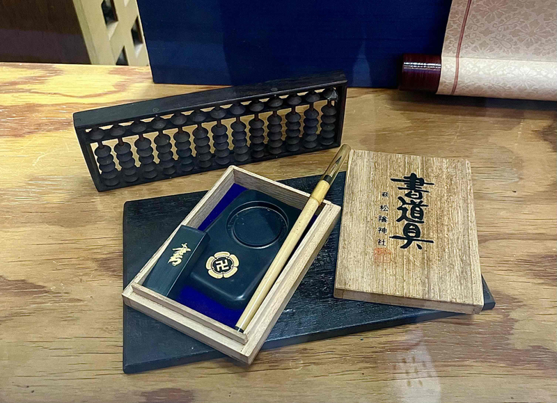 松陰神社のミニ硯箱と算盤