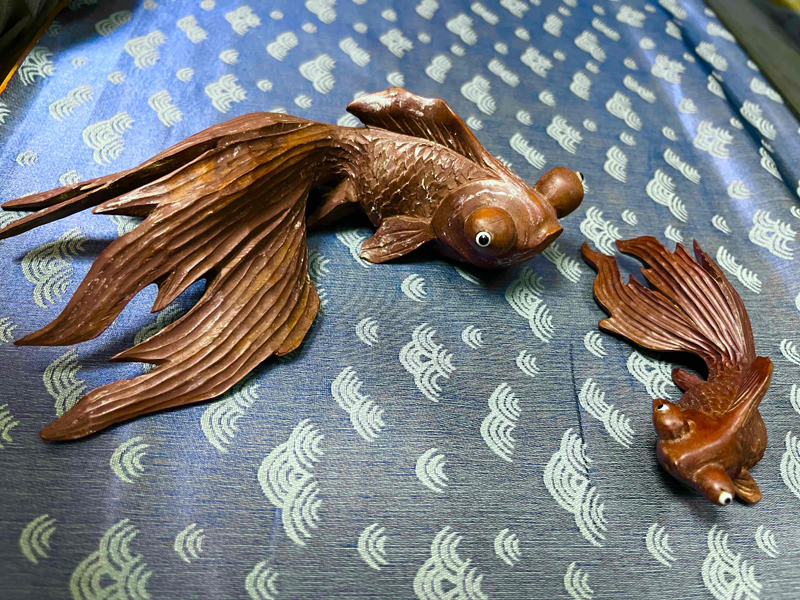 2匹の木彫りの金魚